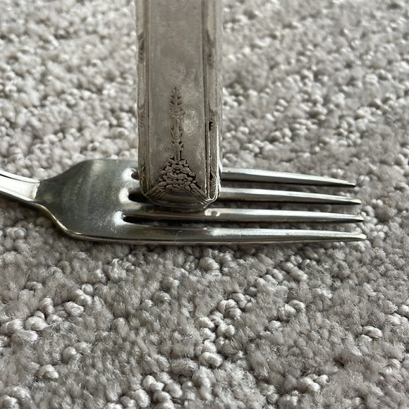 Rogers Oneida silverplate unique bud vase - Picture 2 of 7